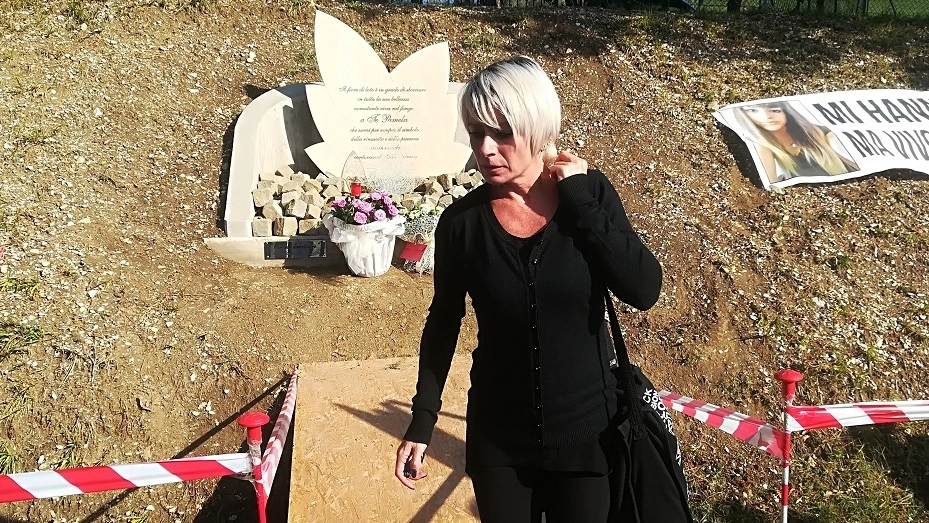 Alessandra Mastropietro davanti alla lapide dedicata a Pamela