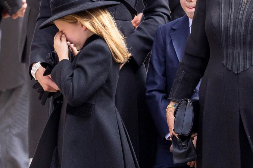 La foto della commozione della principessa Charlotte al funerale della regina 