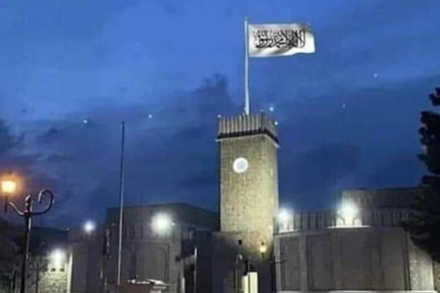 La bandiera bianca dei Talebani sventola sul pennone del palazzo presidenziale di Kabul