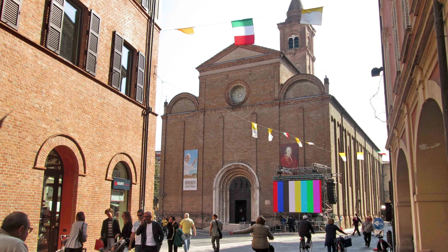 Papa Francesco a Cesena, il maxischermo installato fuori dal Duomo