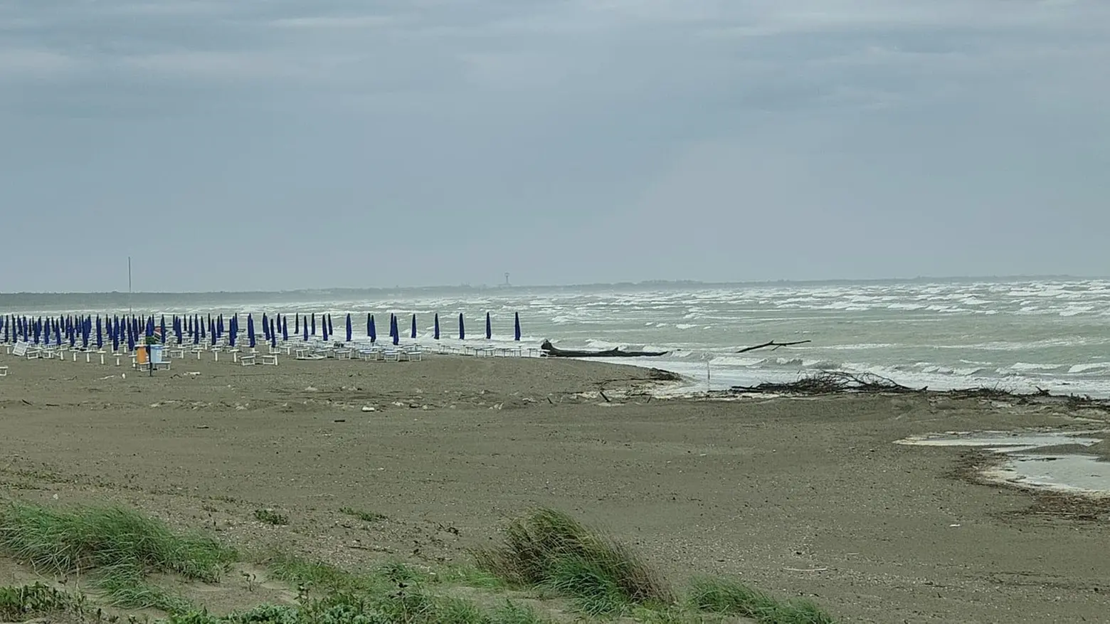 La situazione della spiaggia di Albarella dopo la mareggiata