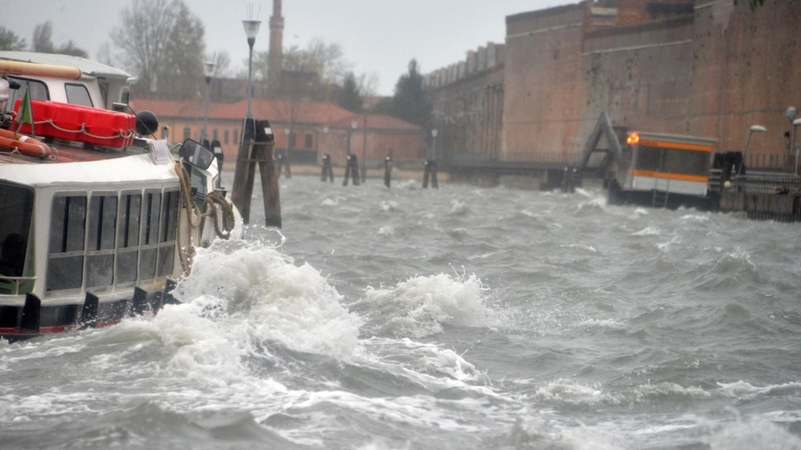 Nubi e deboli piogge a Venezia