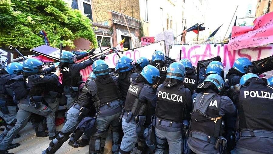 Scontri tra manifestanti e polizia al G20 finanziario a Venezia (Ansa)