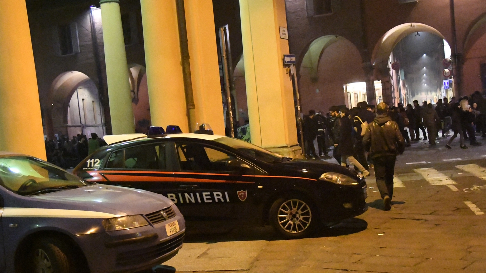 Carabinieri e polizia municipale in piazza Verdi (Schicchi)