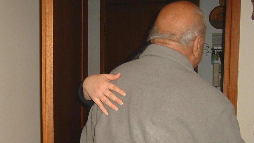 Derubava gli anziani con la tecnica dell'abbraccio: resterà in carcere 4 anni