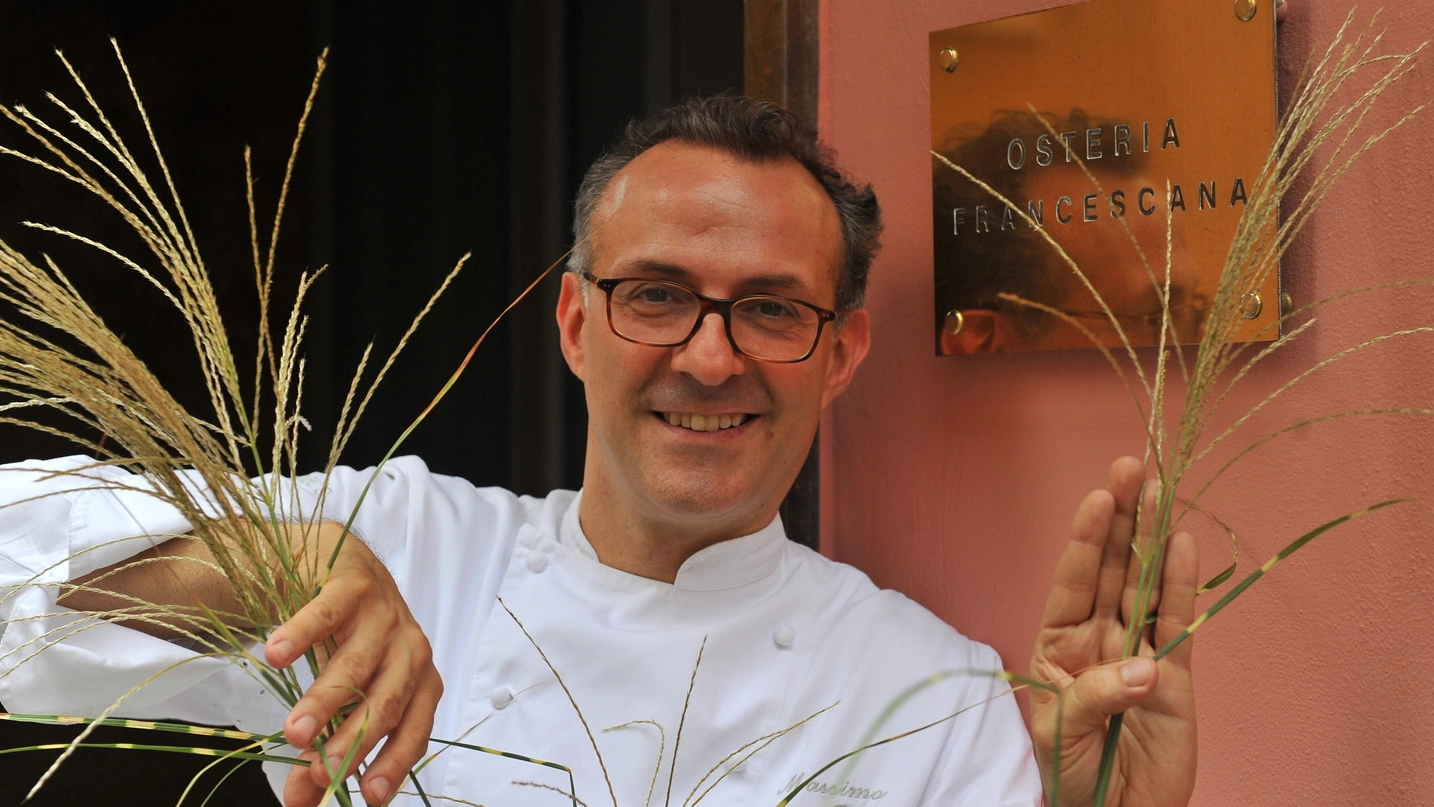 Lo chef Massimo Bottura davanti a La Francescana (Fiocchi)