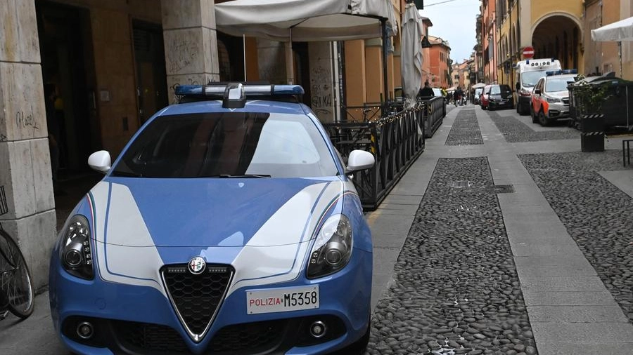 Un uomo si è denudato davanti ai passanti in via del Pratello a Bologna