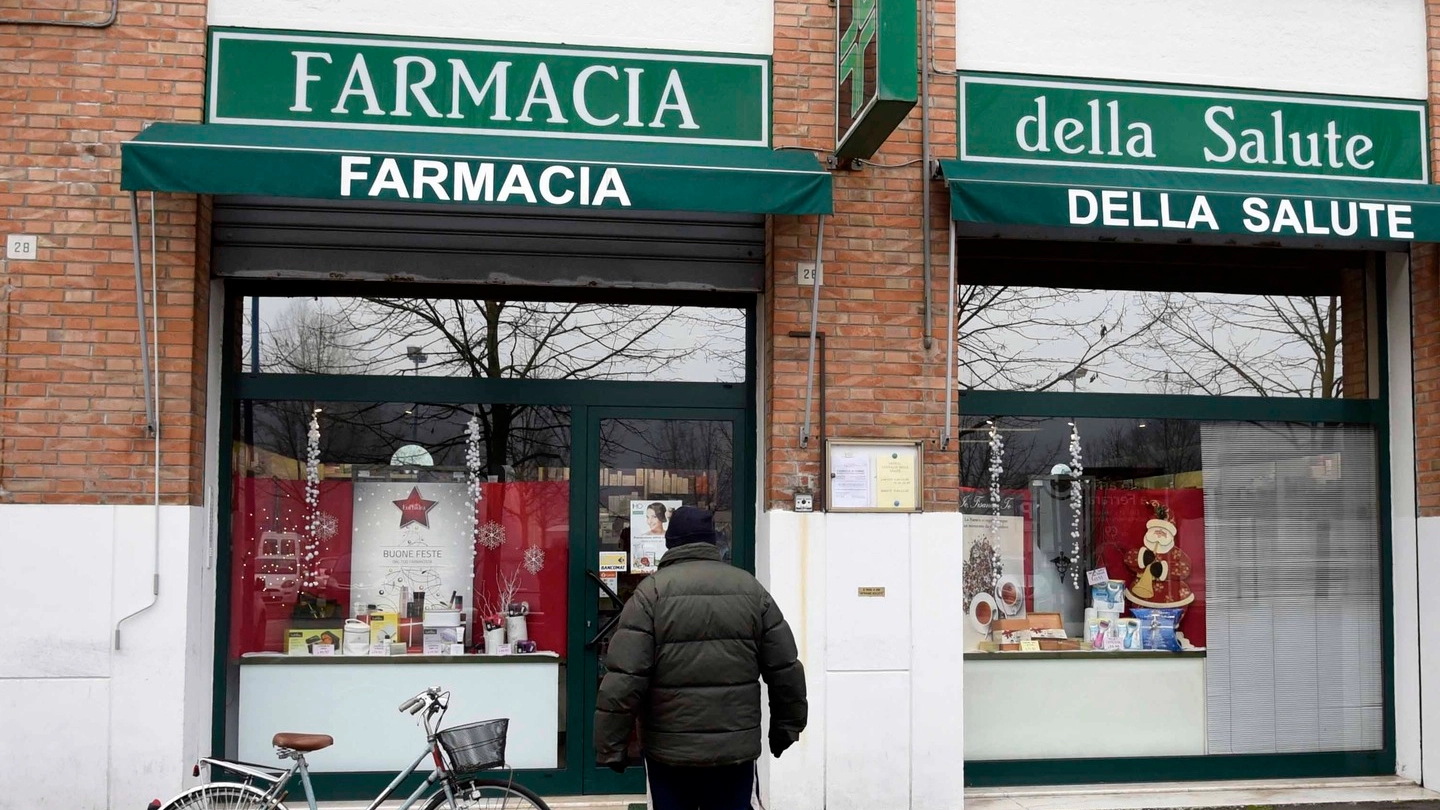 BARCO L’ingresso della Farmacia della salute in piazza Emilia (foto Businesspress)