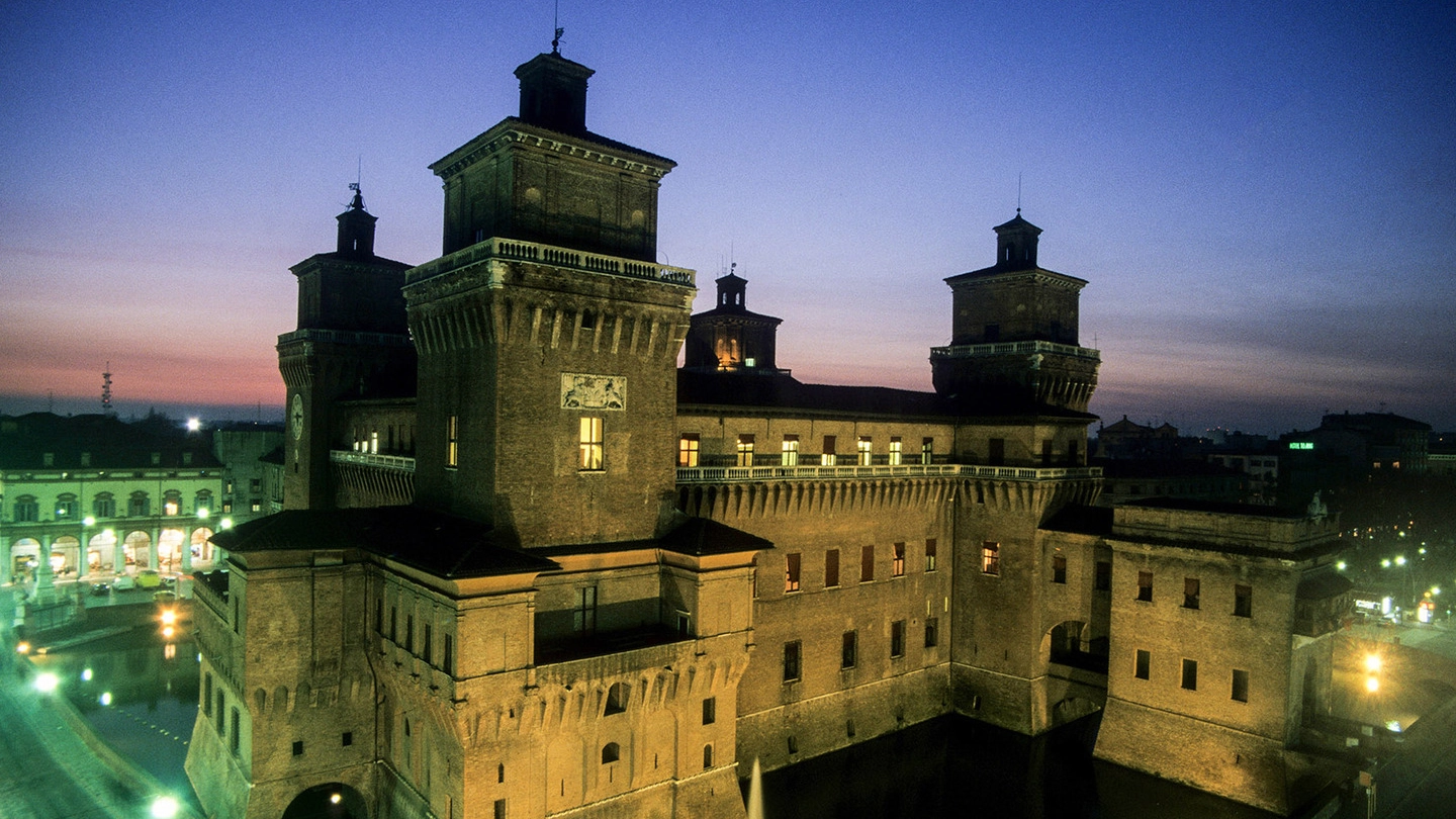 ATMOSFERA Il Castello estense offre tante iniziative per chi trascorrerà le feste in città