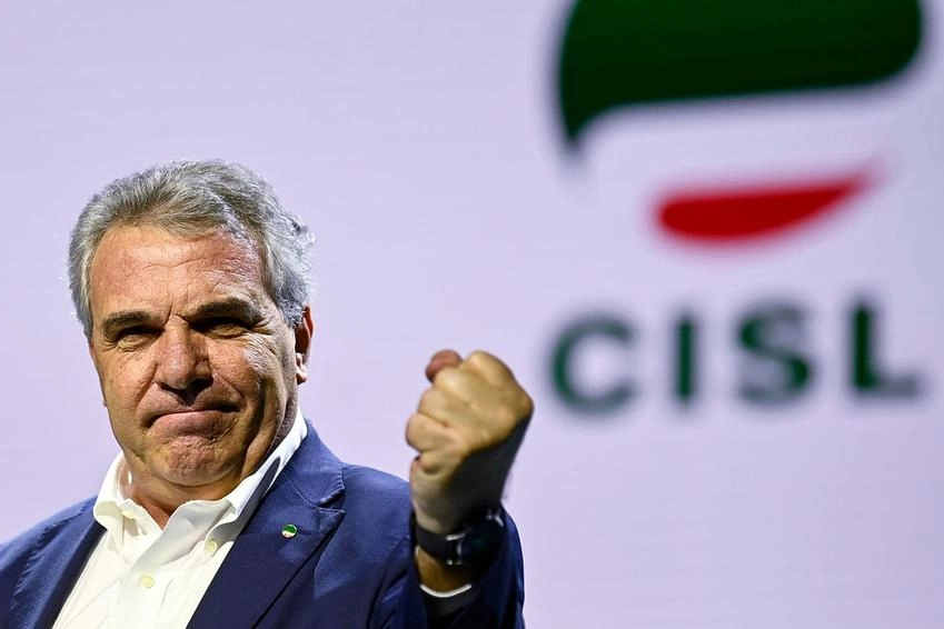 Luigi Sbarra, calabrese, 62 anni, è segretario generale della Cisl dal marzo 2021