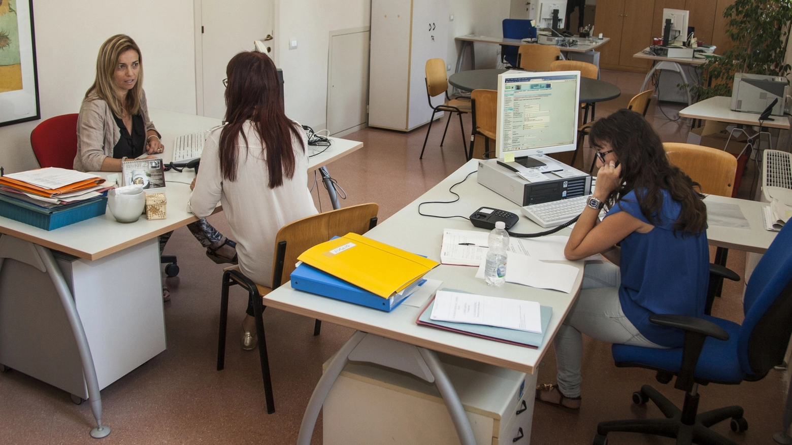 Una utente in un colloquio al Job di Pesaro 