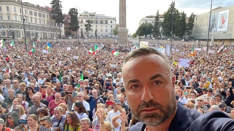 Biagio Passaro si scatta un selfie durante la manifestazione