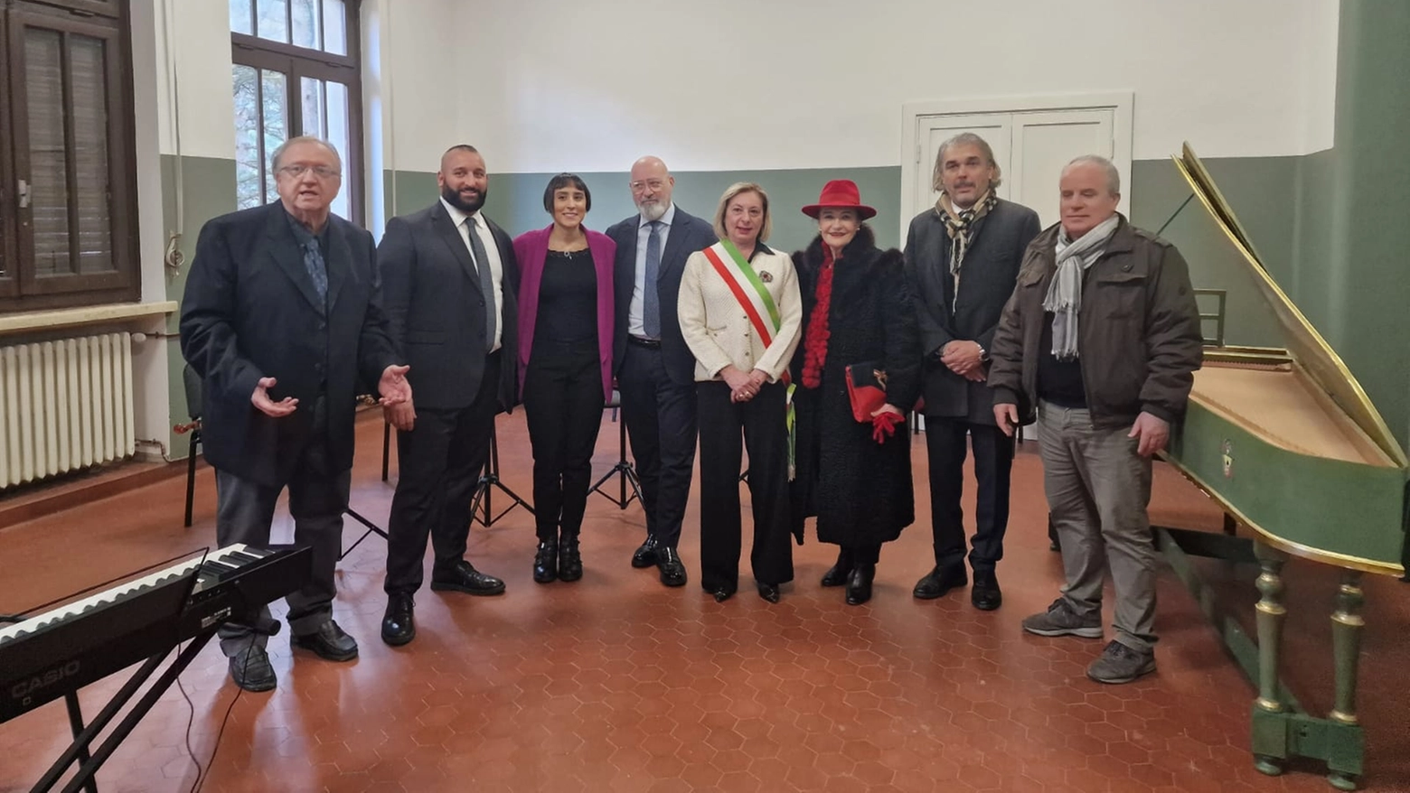 Il presidente Bonaccini con la sindaca Valmori e alcuni degli artisti presenti all'inaugurazione del nuovo Polo culturale