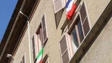 Le bandiere fuori dall’ufficio del sindaco