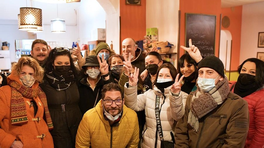 Amici e clienti di Andrea Serrani nel suo ristorante "Il Ranocchiaro" a Chiaravalle