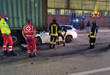 Incidente Padova, auto contro rimorchio: morto un 58enne