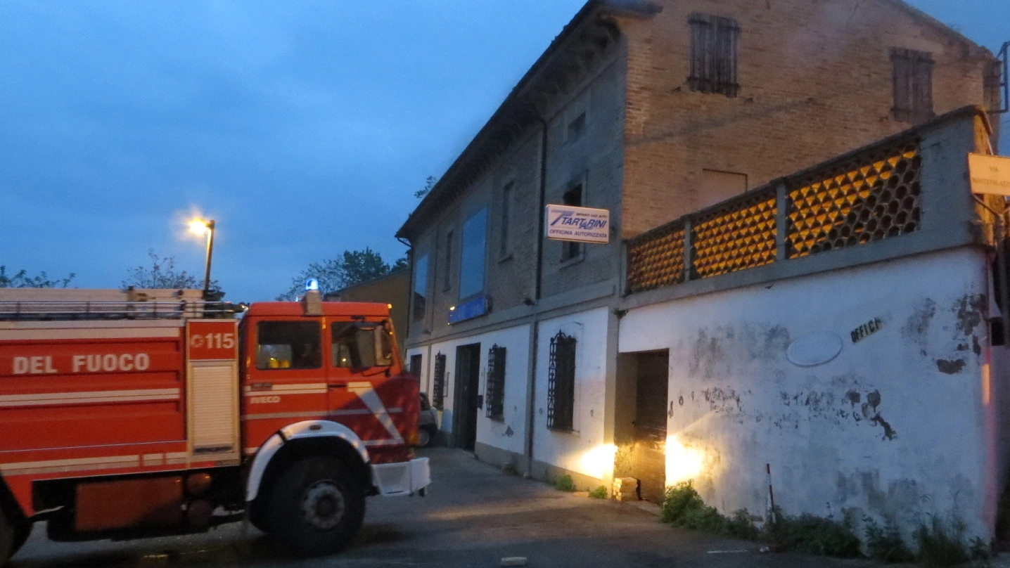 Orciano, incendio nell’officina (Foto Franceschetti)
