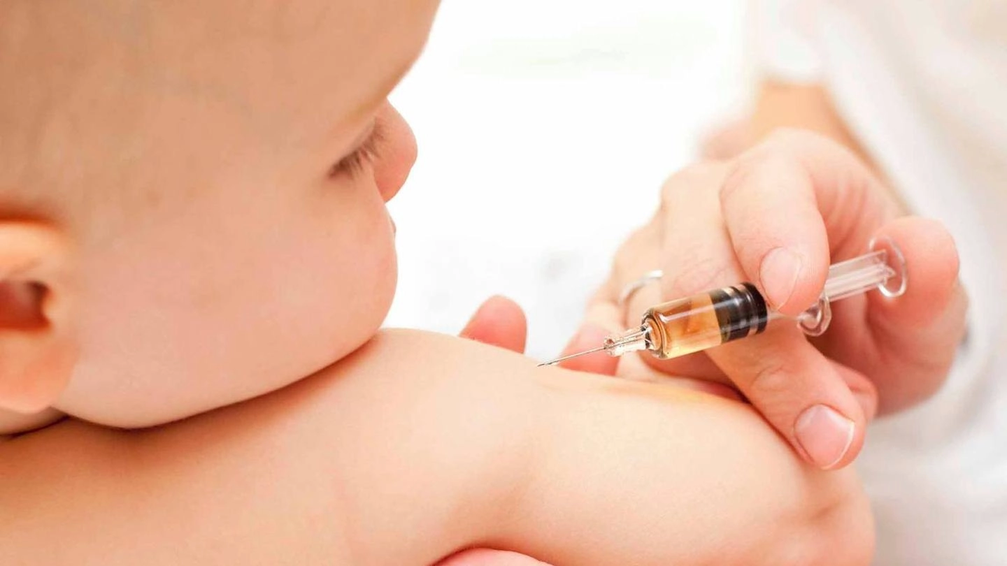 Un piccolo viene vaccinato