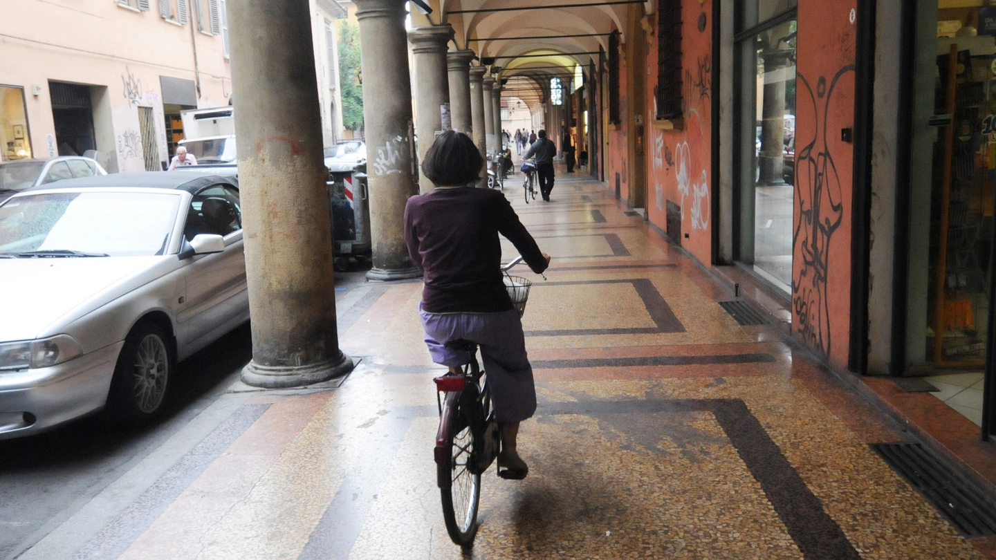 Un ciclista sotto il portico (FotoSchicchi)