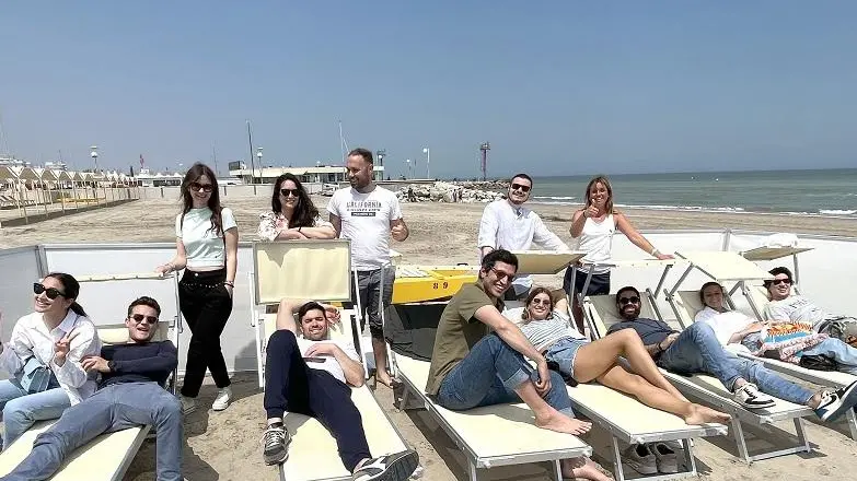 Rimini, assalto in spiaggia  "L’estate è già iniziata"