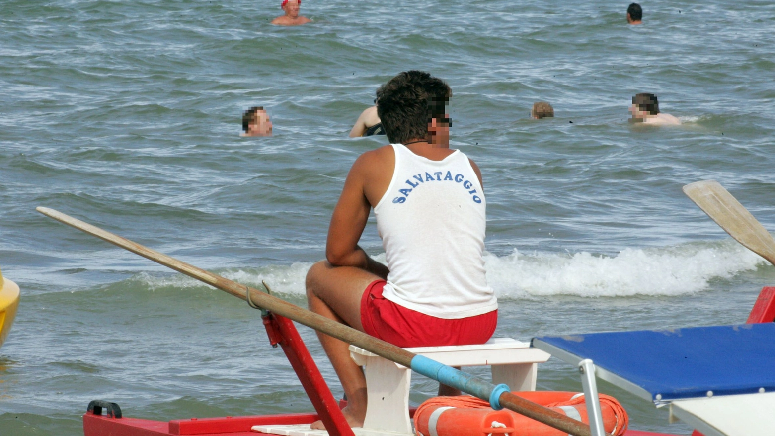 La donna ha avuto un malore al mare a Senigallia (foto d'archivio Bove)