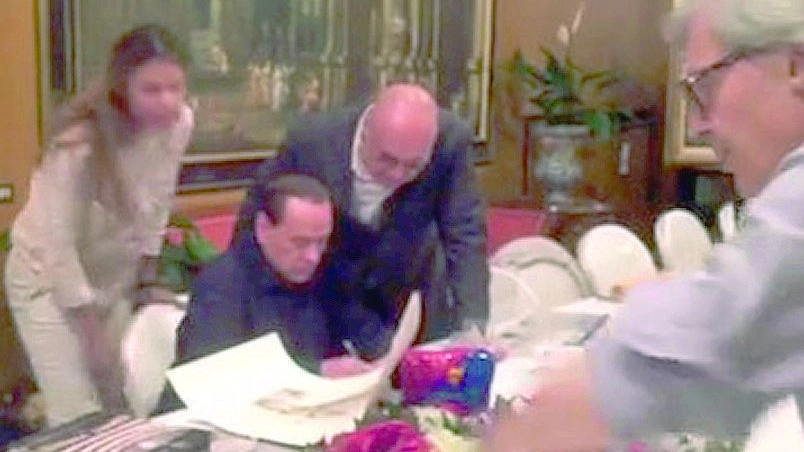 Berlusconi firma la cartolina di solidarietà per i familiari di Pietro Sarchiè