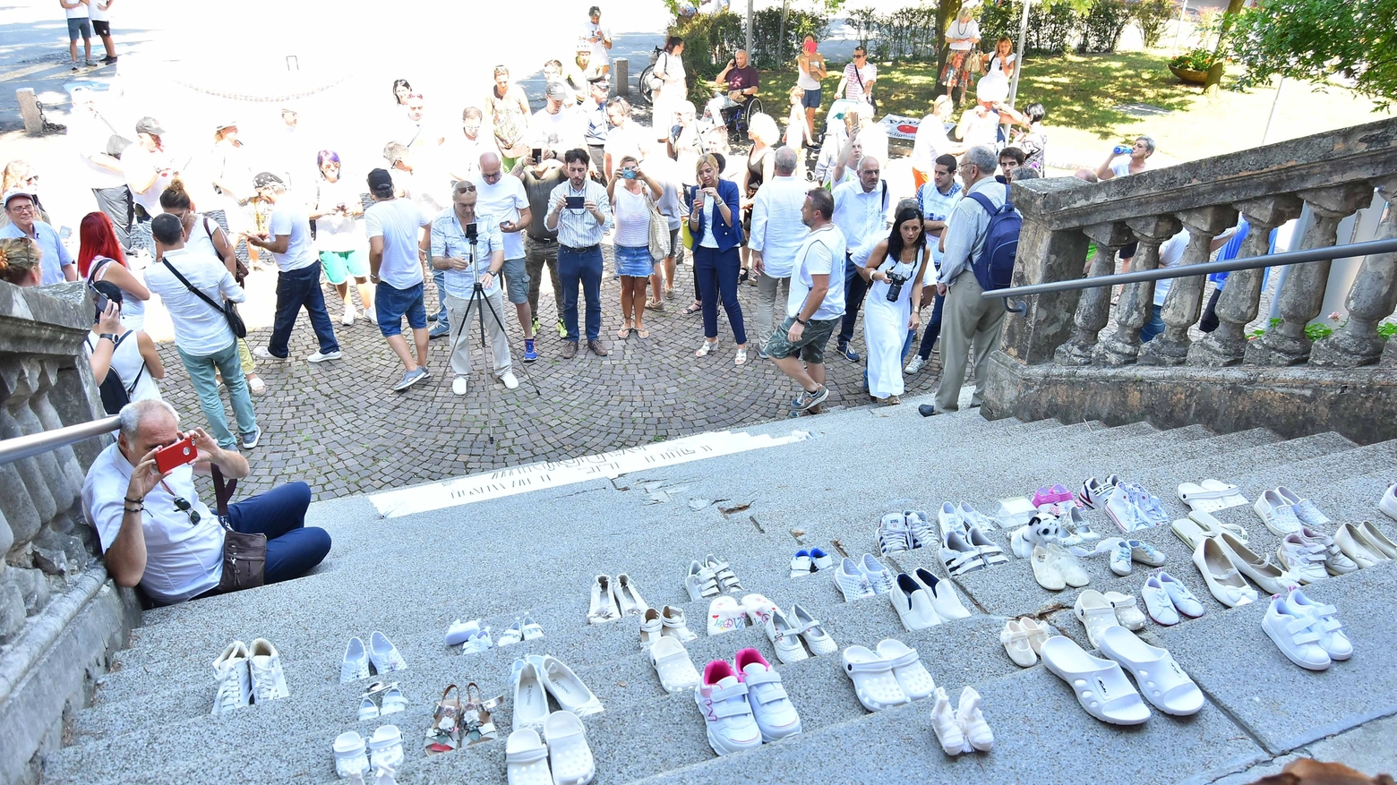 Scarpette bianche davanti al municipio di Bibbiano  per chiedere giustizia (foto Artioli)