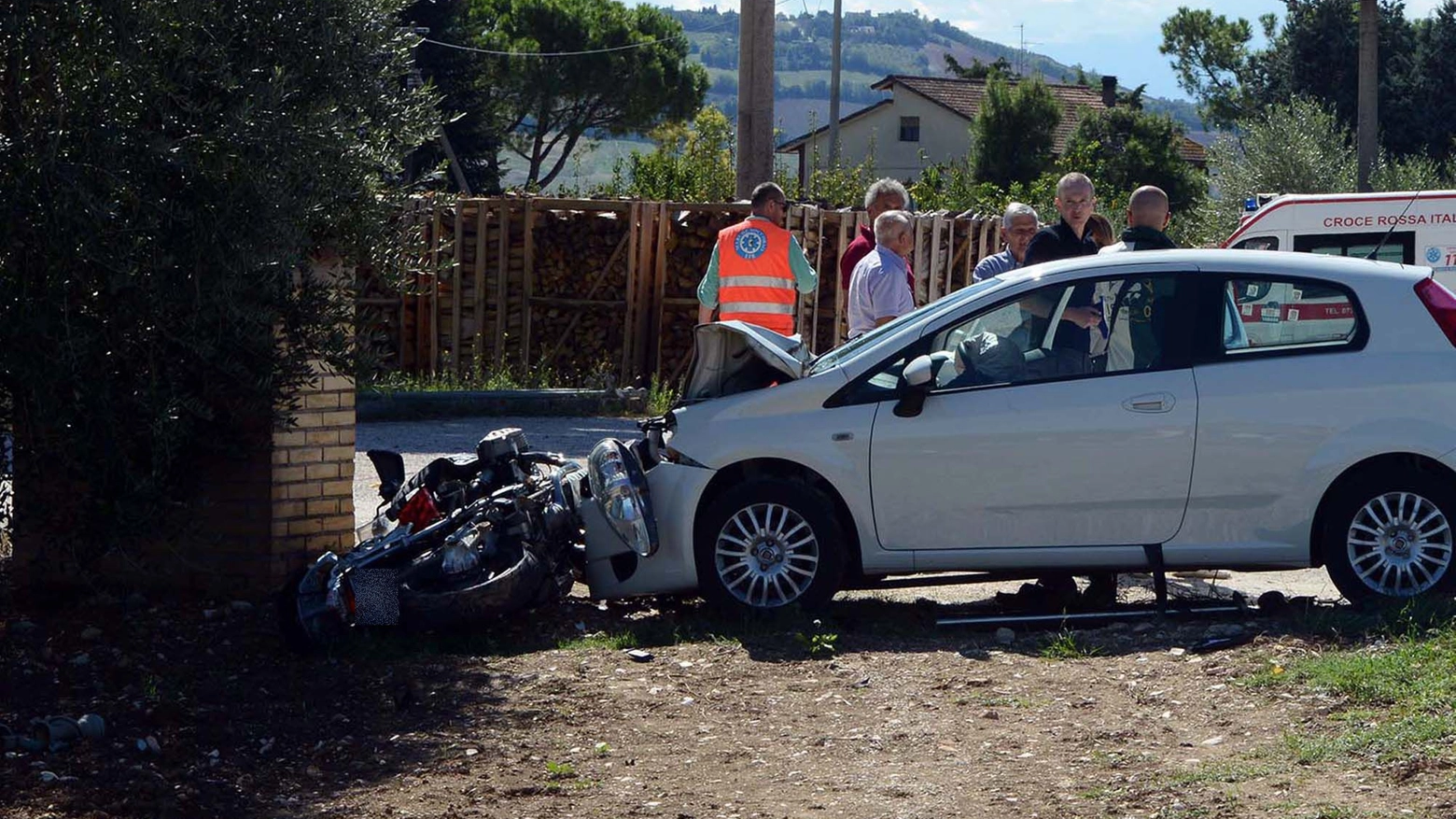 Incidente tra Civitanova (Macerata) e Montecosaro: scontro tra auto e moto