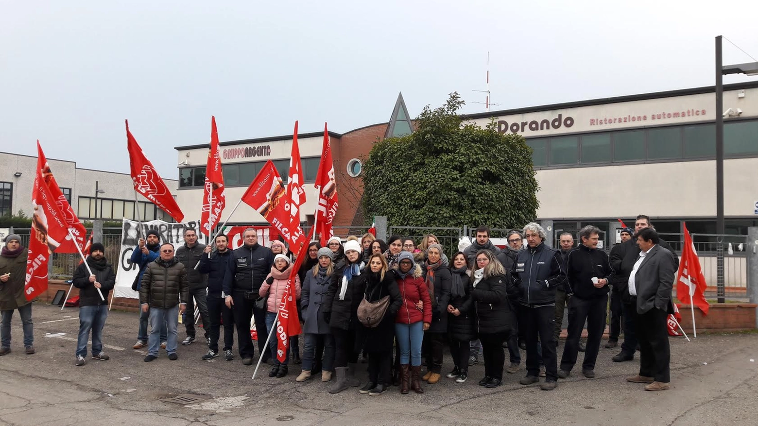 I lavoratori della sede carpigiana del gruppo Argenta scioperano davanti allo stabilimento