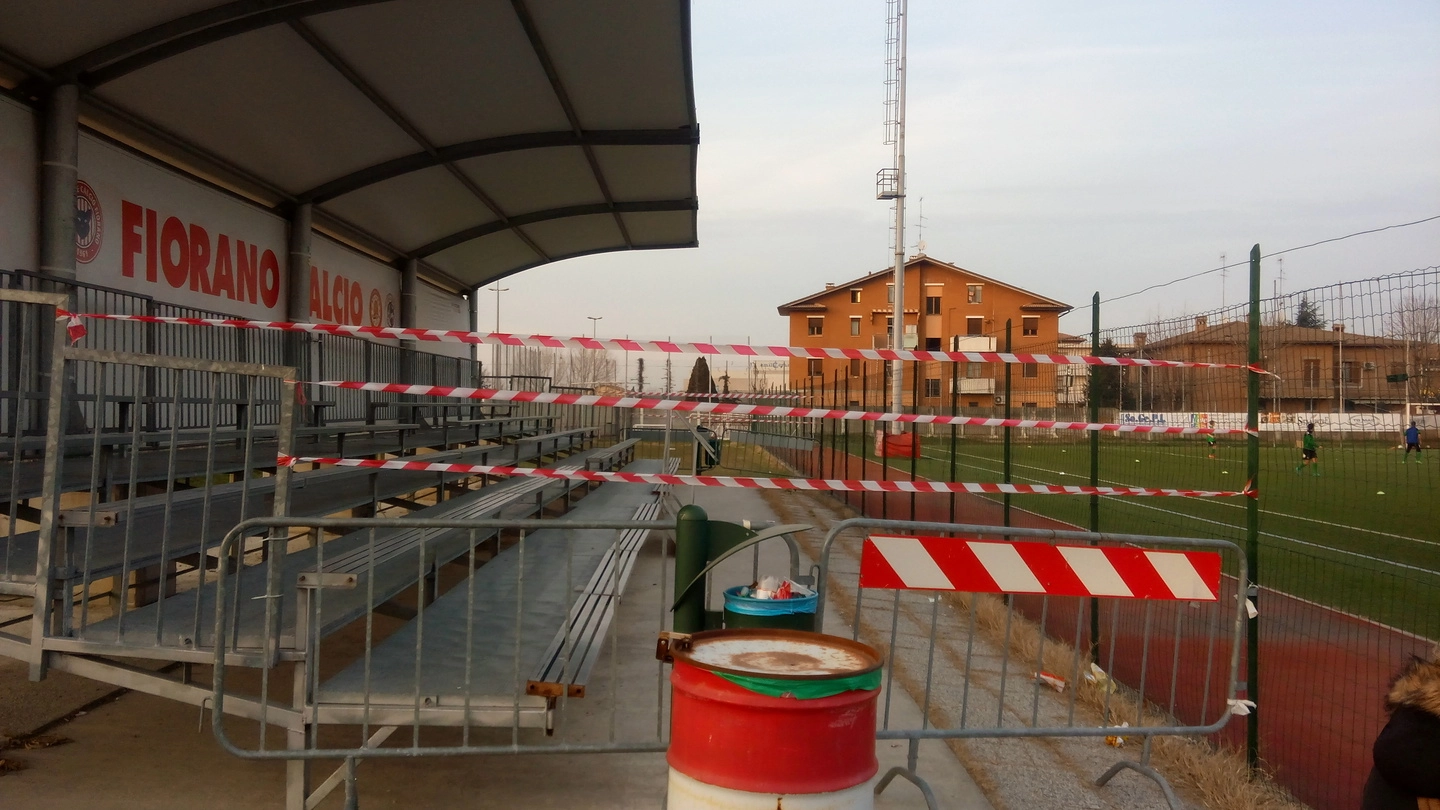 La tribuna dello stadio di Fiorano dove è avvenuta una rissa tra genitori (Manfredini)