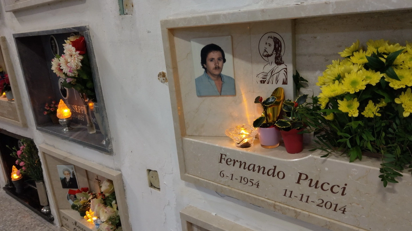 La tomba di Fernando Pucci che si trova vicino a quella dei parenti delle sue vittime