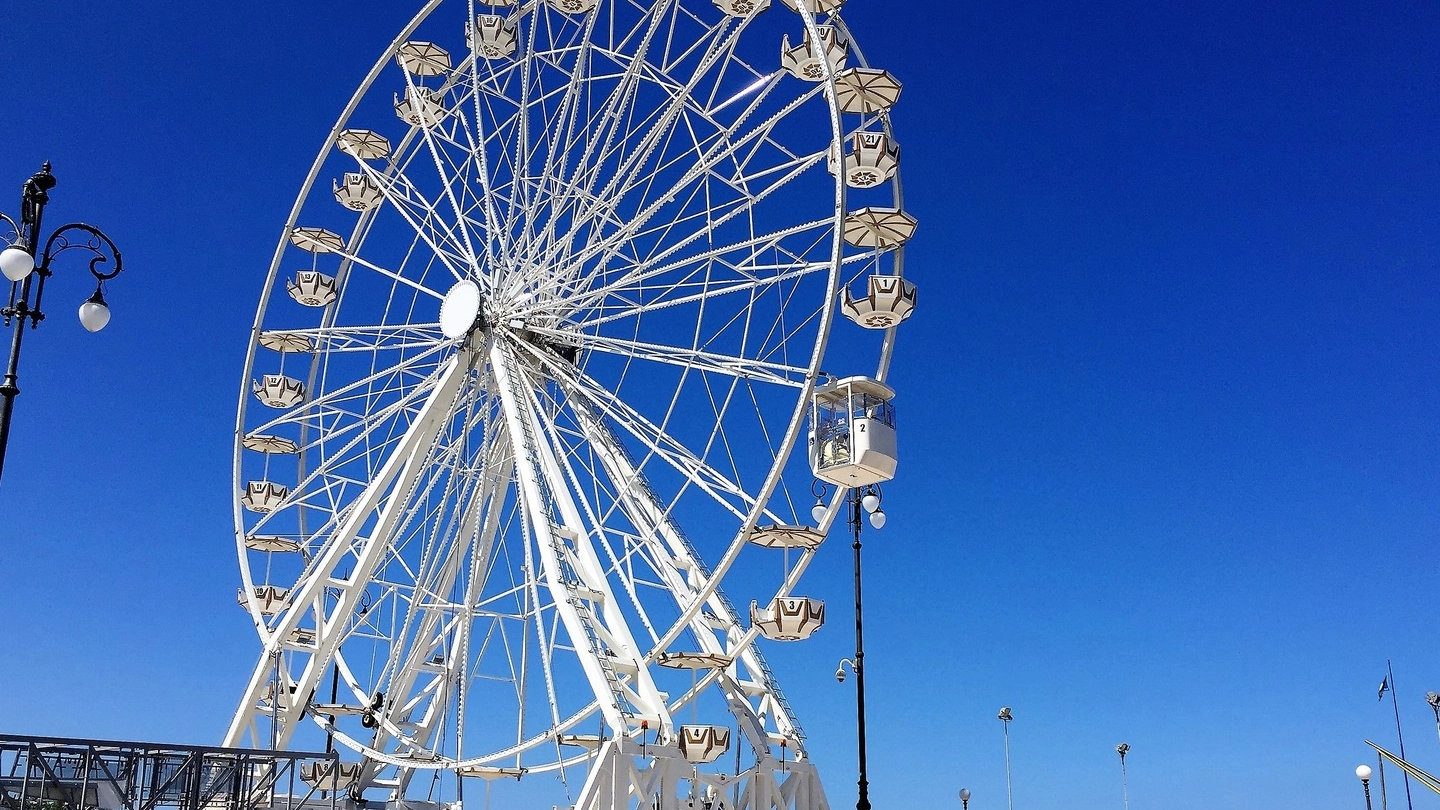 La grande ruota panoramica alta trenta metri in piazza Andrea Costa a Cesenatico