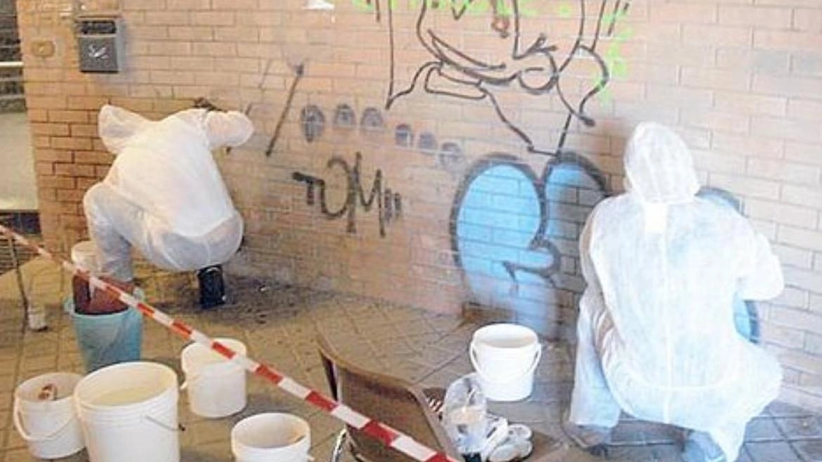 Rimini, i detenuti ripuliscono i muri