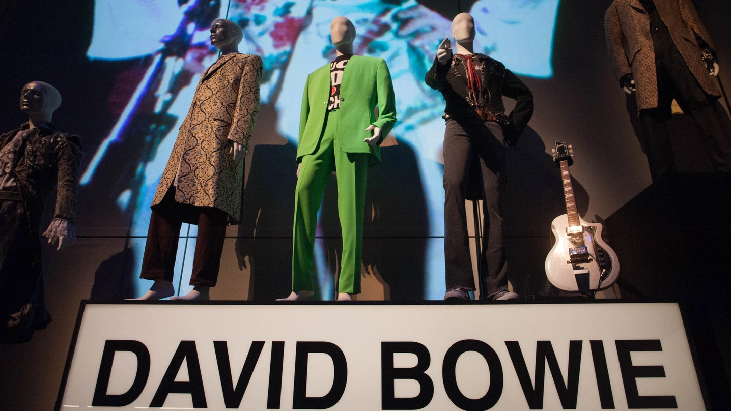 Alcuni degli oggetti esposti nella mostra “David Bowie is” (Fotoschicchi)