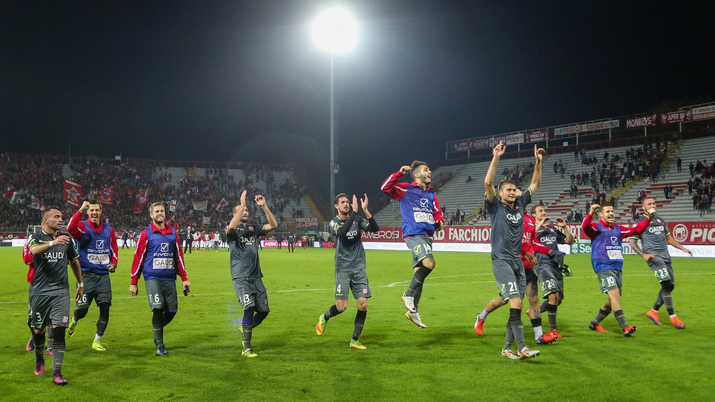 La gioia dei giocatori del Carpi al termine della sfida contro il Perugia vinta dai biancorossi per 2-0