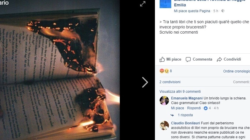 Il libro a fuoco nel post su Facebook