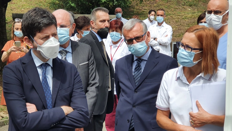 Il ministro Roberto Speranza in visita all'ospedale di Merate
