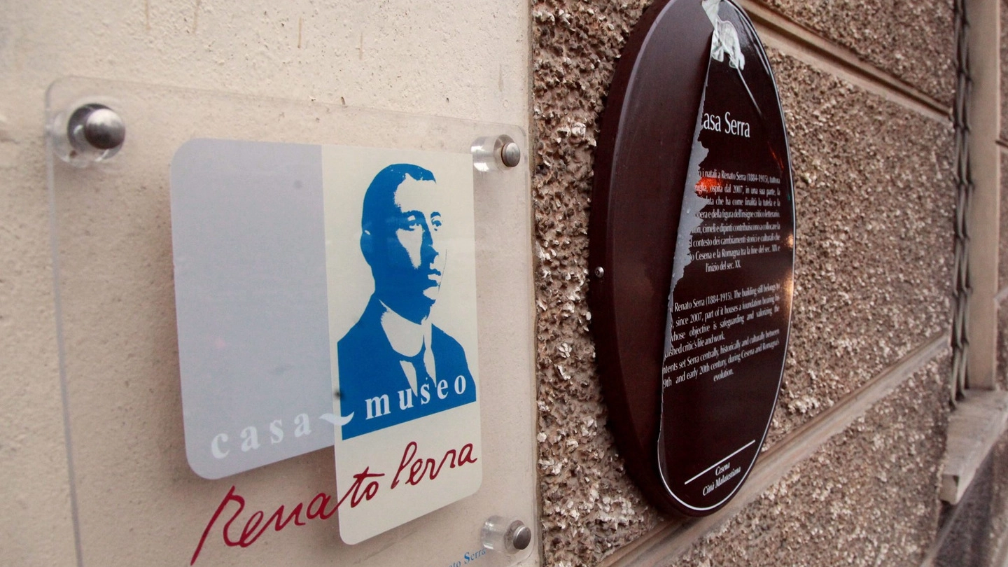 La targa nella casa natale di Renato Serra in viale Carducci