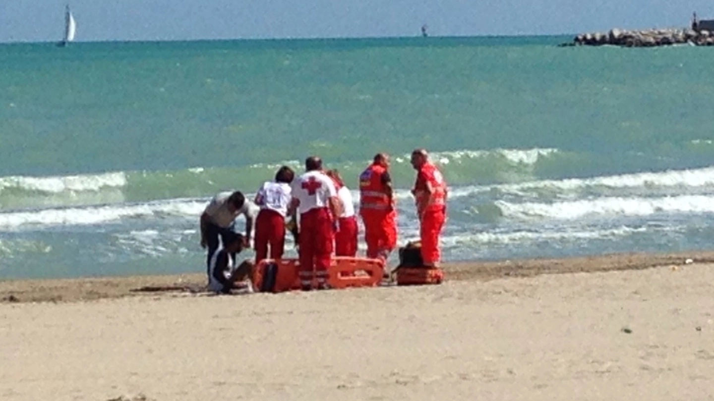 Gli operatori della Croce Rossa  sulla spiaggia dello chalet Attilio (foto Cellini)