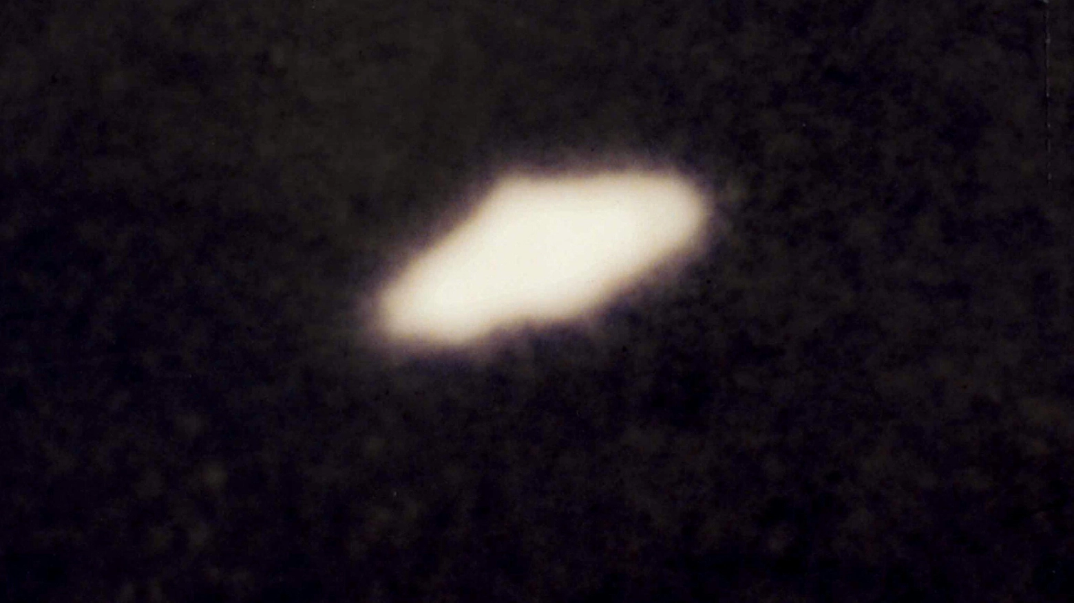 Ufo, misteriosi avvistamenti al Furlo: nella foto di repertorio un disco volante (Ansa)