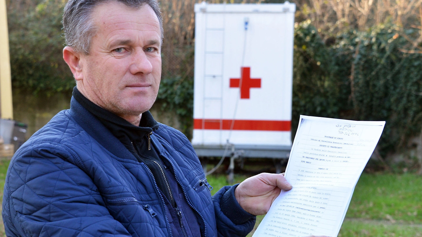 Jorgo (Giorgio) Ceka, 51enne muratore di origine albanese  mostra i documenti di acquisto Sotto il casolare  occupato  dai profughi