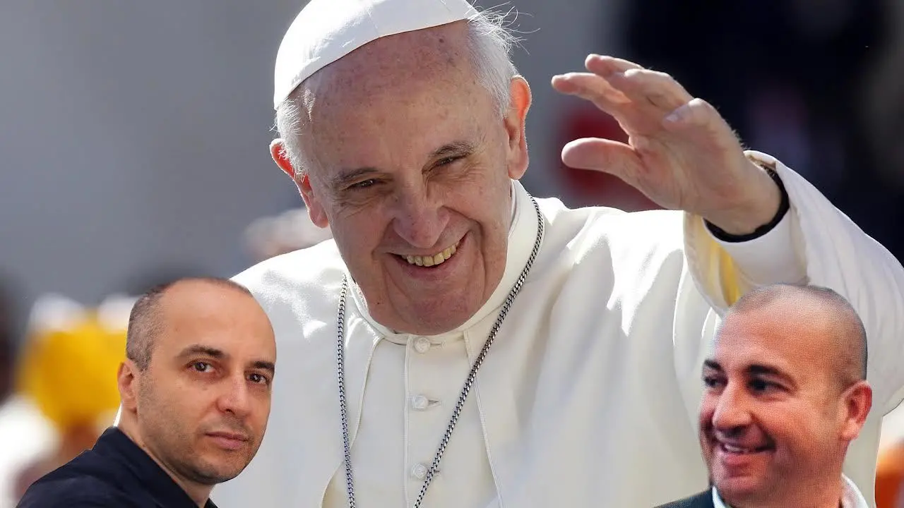 Papa Bergoglio: abajo a la izquierda Michele, a la derecha Andrea