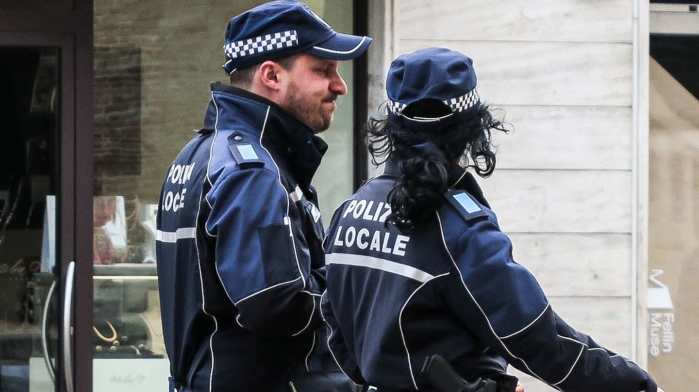 Due agenti di polizia locale
