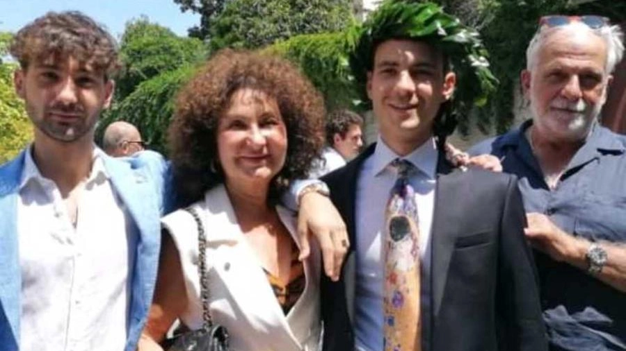 Sonia Bonfiglioli festeggia, con la famiglia, la laurea triennale del figlio Alessandro