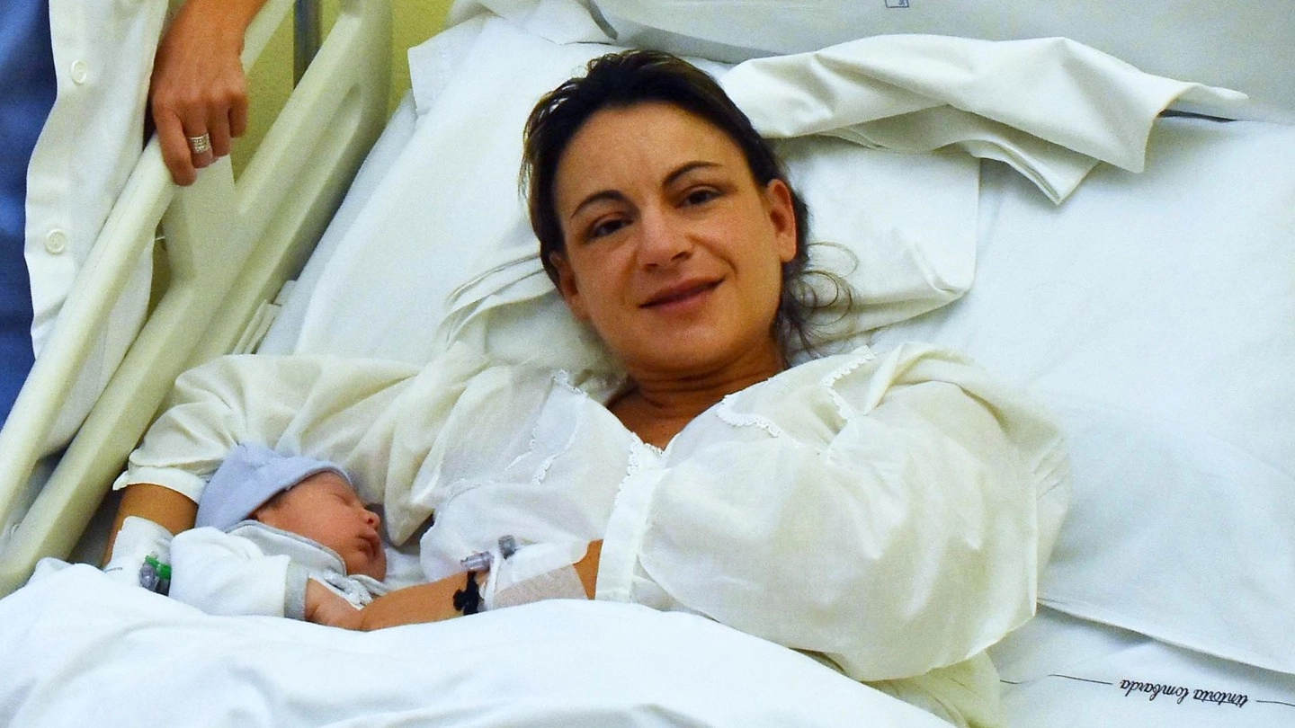 Roberto Capovani, primo nato reggiano del 2018, abbracciato dalla madre Elisa Casari