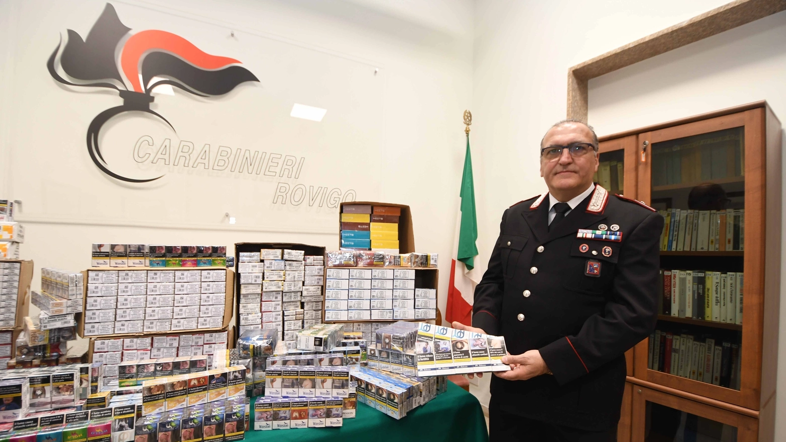 I carabinieri ritrovano le sigarette rubate a Borsea (foto Donzelli)