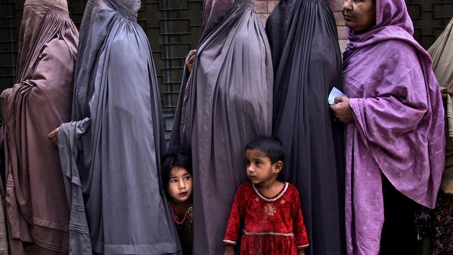 Alcune donne pachistane con i loro figli. Molte indossano il velo integrale