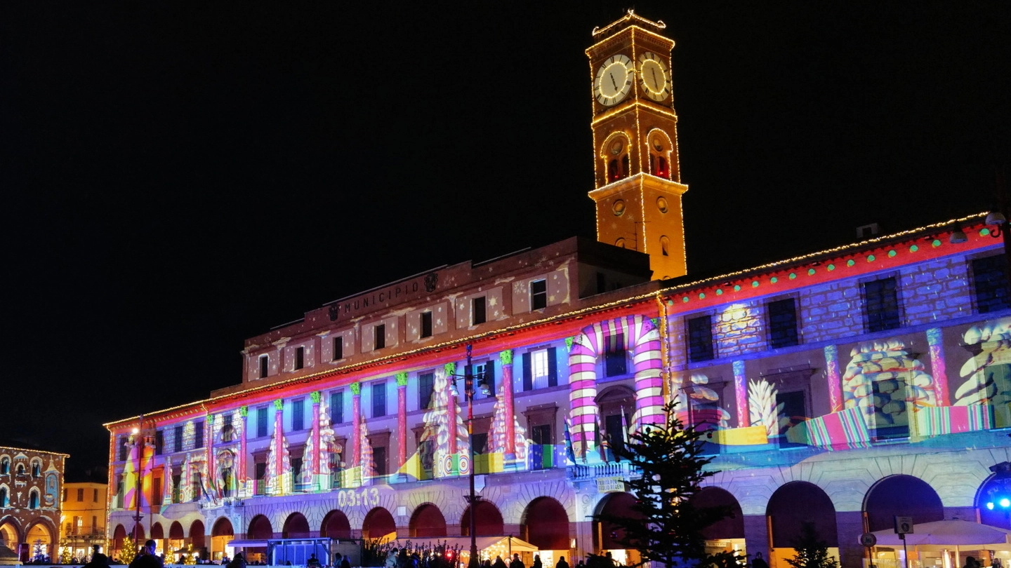 Un colpo d’occhio del municipio illuminato: le pareti fanno da schermo per la proiezione di immagini animate natalizie