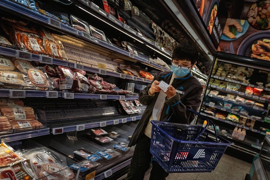 Supermercato a Shanghai, 15 dicembre 2022 (Ansa)