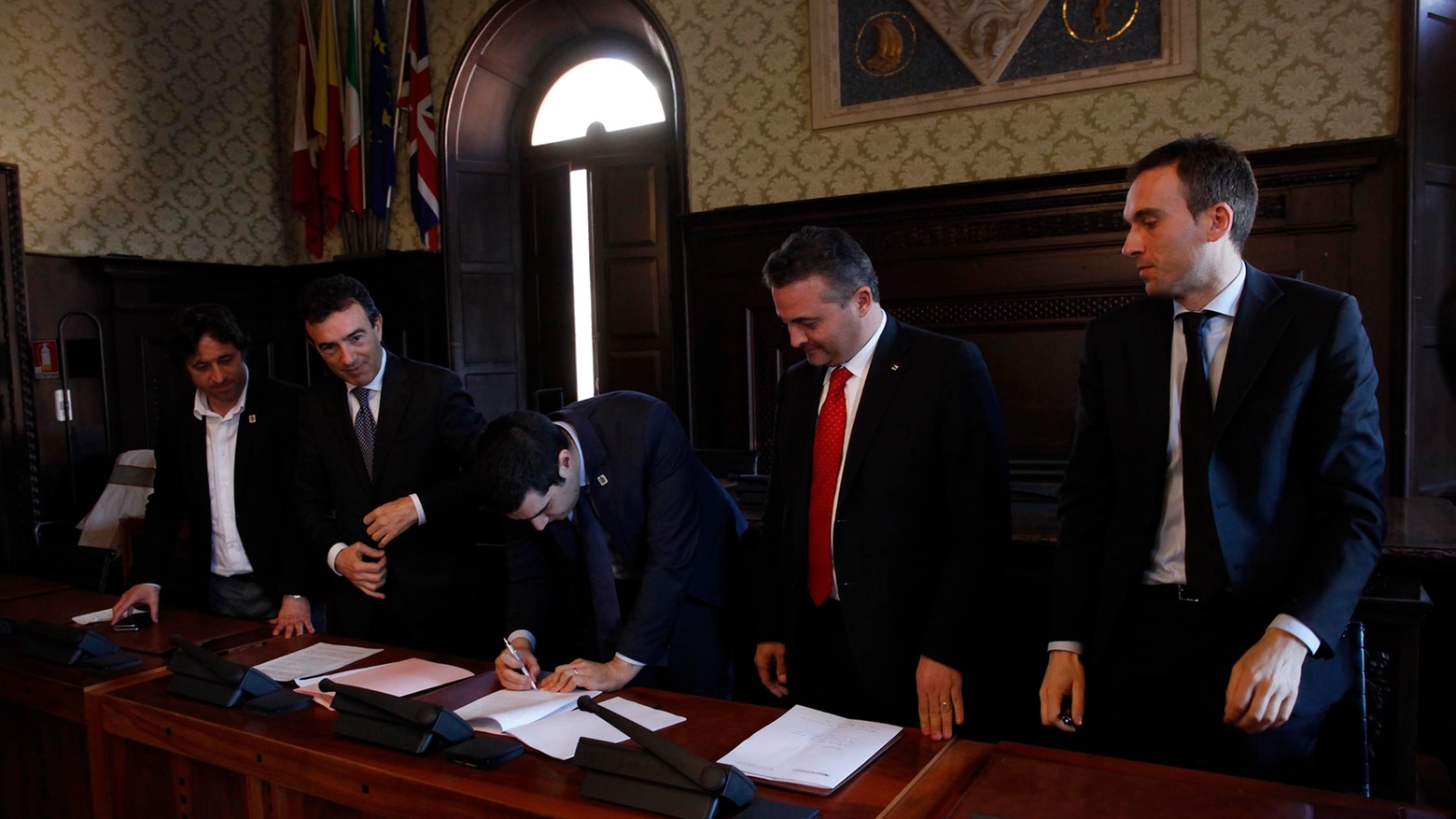 La firma dell'accordo in Comune (Foto Corelli)